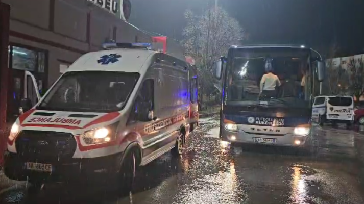 Shi dhe dëborë në ndeshjen Skënderbeu-Kukësi, probleme për futbollistët e të dyja skuadrave