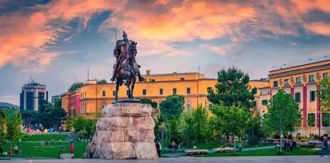 Tirana në qendër të mediave botërore, Veliaj: Pritëm dy herë më shumë turistë spanjollë se një vit më parë Tirana në qendër të mediave botërore, Veliaj: Pritëm dy herë më shumë turistë spanjollë se një vit më parë