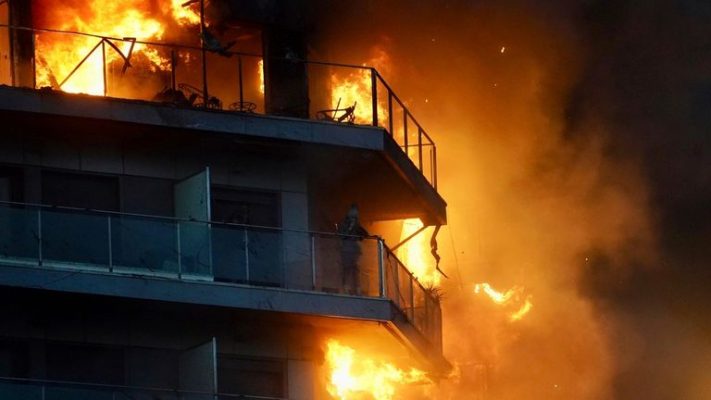 Zjarr në një kompleks apartamentesh në Spanjë, 13 të lënduar