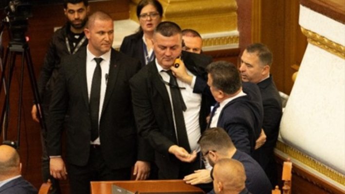 Tensionet në Kuvend, PS kërkon përjashtimin e 3 deputetëve të opozitës