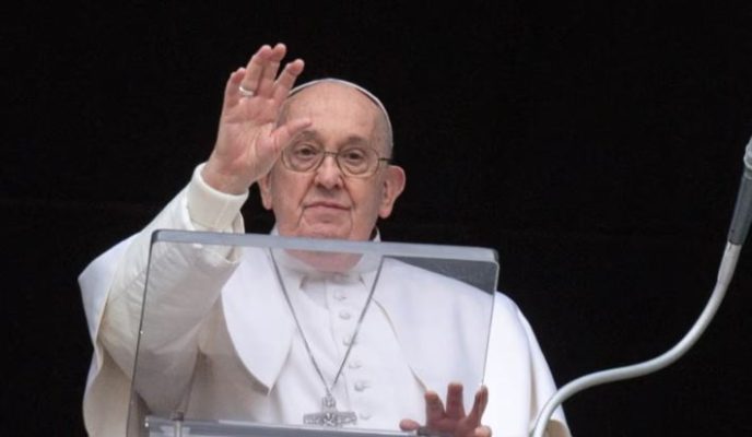 U akuzua se ofendoi rëndë homoseksualët, Papa Françesku kërkon falje