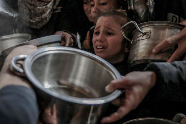 Ndihma humanitare e bllokuar prej ditësh, ushqimi po mbaron për palestinezët në Gaza