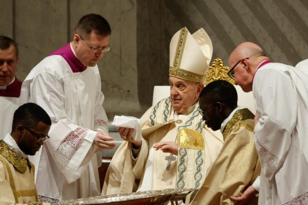 Papa pagëzon 8 të konvertuar sipas traditës së Pashkës, mes tyre një shqiptar