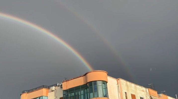 Pas shiut të “tërbuar”, ylberi dhuron spektakël mbi Tiranë (VIDEO)