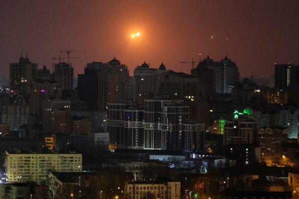 Raketat ruse kalojnë në zonën ajrore të Polonisë, bombardohet Lvivi dhe Kievi