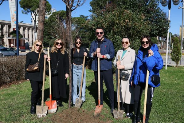 Gratë mbjellin pemë për 8 mars, Veliaj: Nëse të gjithë kontribuojnë qyteti bëhet më i mirë