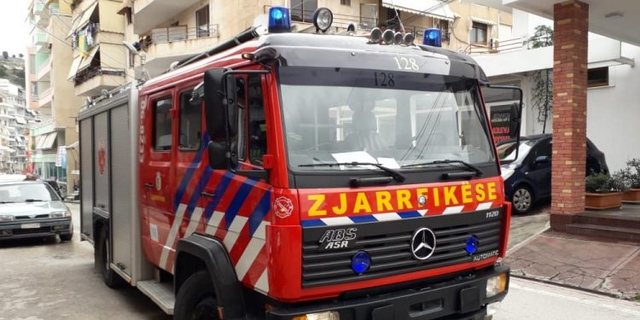 Përfshihet nga flakët biznesi i dhënies së makinave me qira, digjen disa automjete