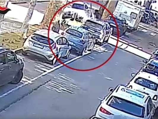 VIDEO/ Nuk pranon ndarjen, 49-vjeçari shqiptar përplas me makinë dhe dhunon ish-partneren, dëshmitari: Mund ta kishte vrarë
