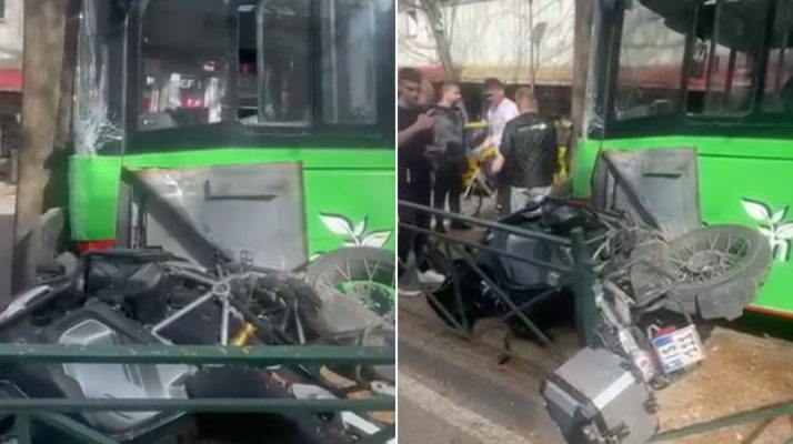 VIDEO/ Shoferit i bie të fikët, autobusi i “Unazës përplaset me pemën dhe një motorr