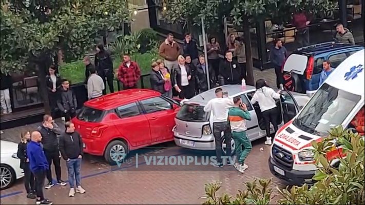 VIDEO/ Aksident në Elbasan, përplasen dy makina, njëra prej tyre përfundon në një lokal