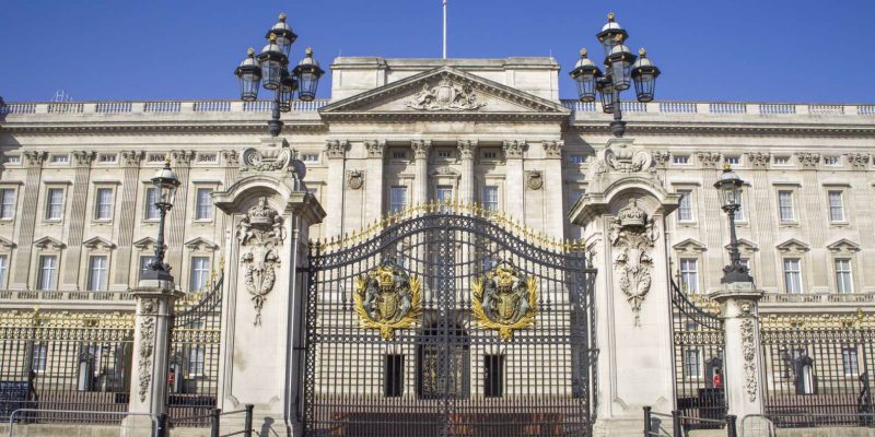 Përplasi makinën në portat e Pallatit Buckingham, autori dërgohet në spital psikiatrik