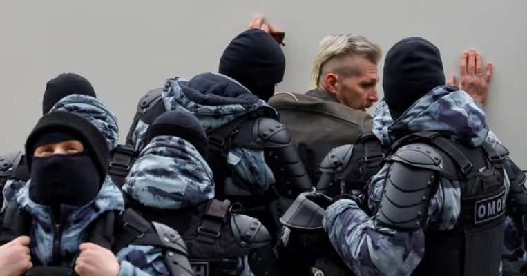 Mbi 100 persona të arrestuar për pjesëmarrje në homazhet për Navalnyn