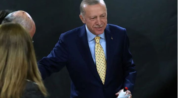 Gara mes Erdogan dhe Imamoglu, mbyllen qendrat e votimit në Turqi