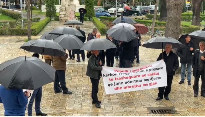 Protestë para bashkisë në Shkodër, banorët kërkojnë monument për Lekë Dukagjinin, Beci: Do e gjejmë një zgjidhje