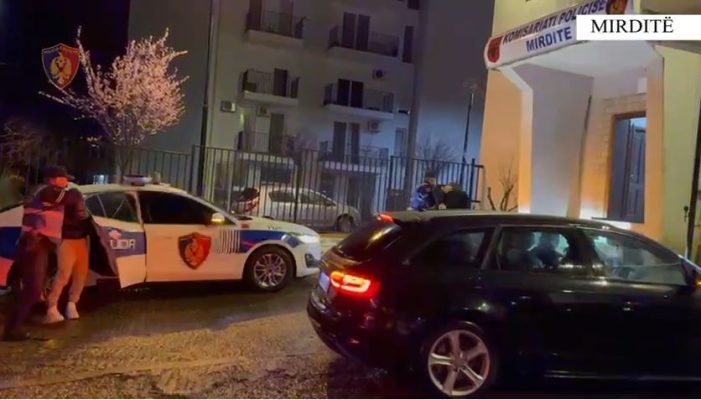 Morën peng 19-vjeçarin dhe e mbyllën në garazh për t’i vjedhur lekët, arrestohen dy të rinj në Mirditë