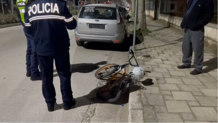 Aksident në Fier, makina përplas biçikletën, një person përfundon në spital