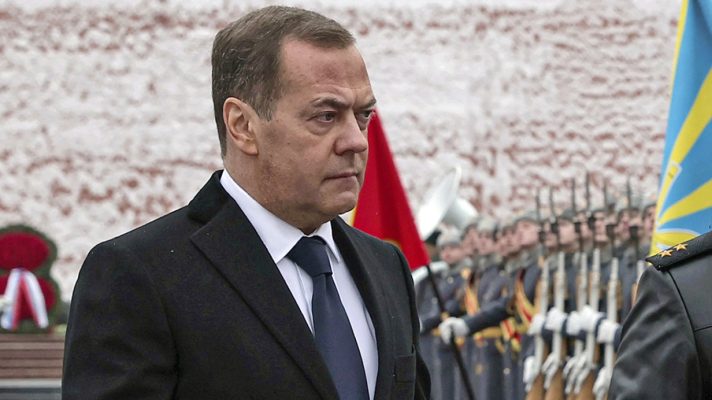 Medvedev: Biden një “makth” për Amerikën, po përpiqet të fillojë Luftën e Tretë Botërore