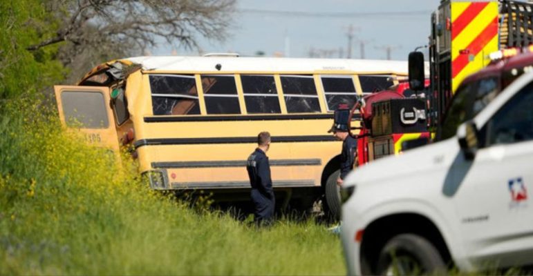 Autobusi i shkollës përplaset me betonieren, humb jetën një fëmijë dhe një shofer