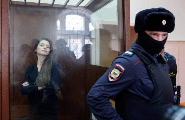 Ndihmoi Navalnyn, gazetarja në gjyq, akuzohet për pjesmarrje në organizatë ekstremiste