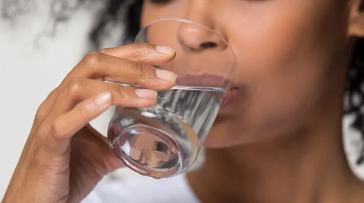 Pse duhet të pini ujë në mëngjes, me stomakun bosh? Përfitimet që do të merrni në shëndet
