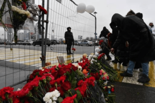 Tragjedia në Moskë, familjarët kërkojnë me dëshpërim të afërmit që ishin në vendin e masakrës