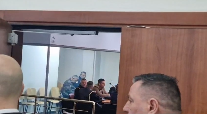 VIDEO/ I heshtur pas kafazit prej xhami, Jorgo Goro paraqitet në GJKKO