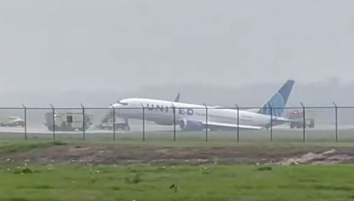 VIDEO/ Avioni humb kontrollin, përfundon jashtë pistës së aeroportit