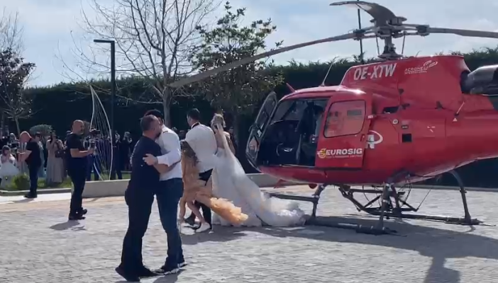 VIDEO/ Dasmë madhështore në Fier, dhëndri merr nusen me helikopter