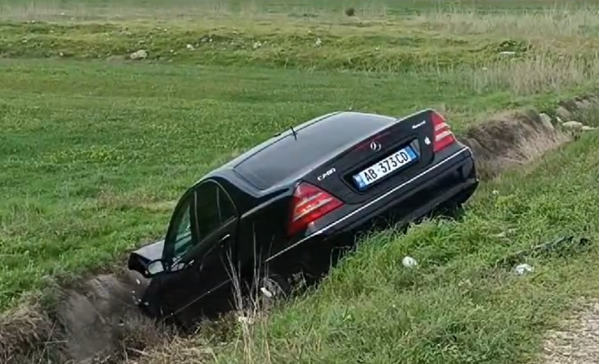 Aksident në Lushnjë, shoferi i “Benzit” çan barrierat mbrojtëse dhe përfundon në kanal