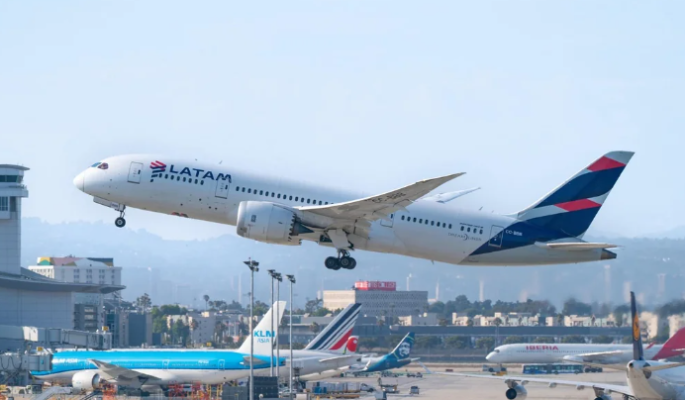 Tmerr në ajër, piloti i avionit Boeing 787 humbi kontrollin, rrezikohet jeta e qindra udhëtarëve
