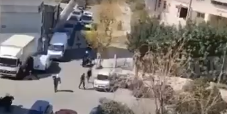 VIDEO/ Ndjekje si në filma! 30-vjeçari shqiptar “zbor” policisë greke, efektivët i qëllojnë gomat, ai i përplas
