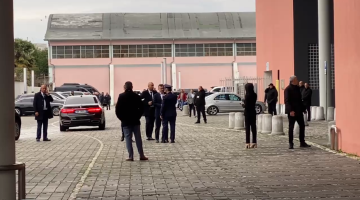 Socialistët “fundjavë” në Shkodër, i pari mbërrin ministri Balla (VIDEO)