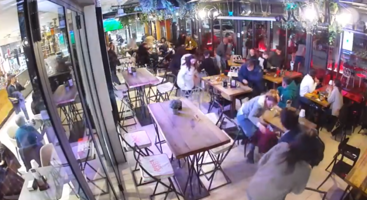 VIDEO/ Shtatë të shtëna, momentet e tmerrit në Frosinone, klientët shtrihen poshtë tavolinave t’i shpëtojnë plumbave të shqiptarit