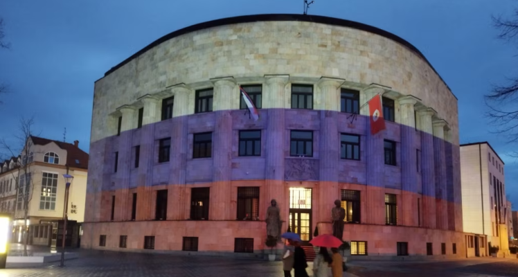 Dodik “feston” fitoren e Putinit me ngjyrat e flamurit rus
