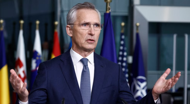 Shefi i NATO-s: Ukraina ka nevojë për armë, jo për flamuj të bardhë