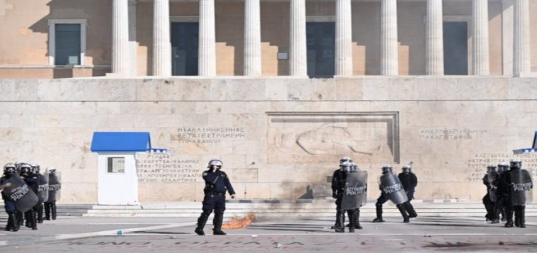 Molotov dhe gaz lotsjellës, 9 qytetarë dhe 7 policë të lënduar nga protetstat e dhunshme në Athinë
