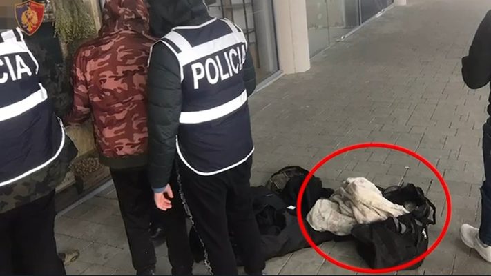 Transportonin kallashnikov me autobusë të linjës, arrestohen dy persona në Tiranë, çfarë iu gjet në çantë