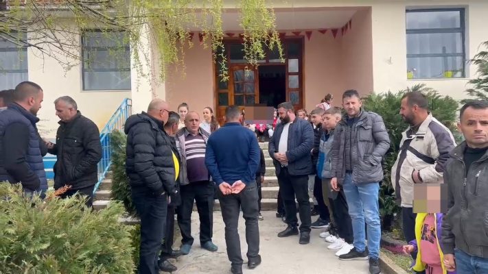 Bojkotohet mësimi në fshatin Kllobçisht të Dibrës, fëmijë e prindër dalin në protestë