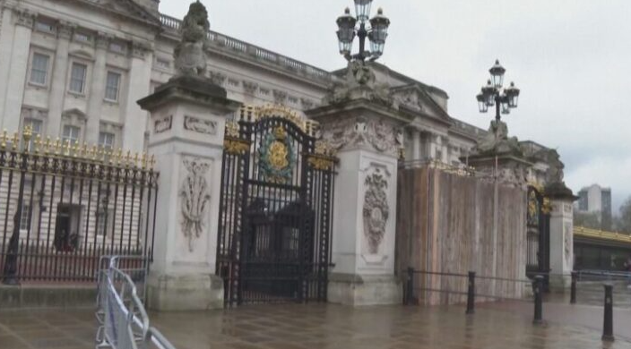 VIDEO/ Makina përplaset me “Buckingham Palace”, arrestohet shoferi