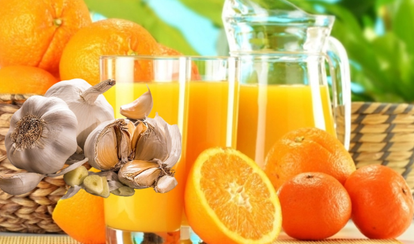Shëron shumë sëmundje, si të përgatisni lëngun e portokallit dhe hudhrës