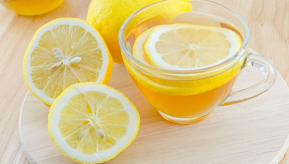 A duhet pirë uji i ngrohtë me limon para gjumit?
