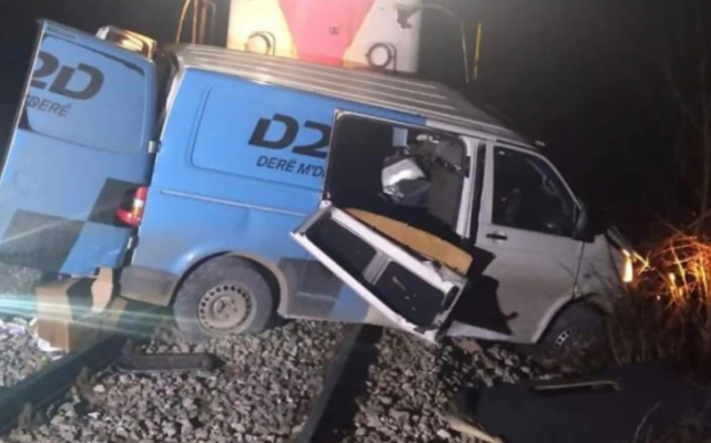 Aksident tragjik në Kosovë, treni përplaset me furgonin, humbin jetën 2 persona