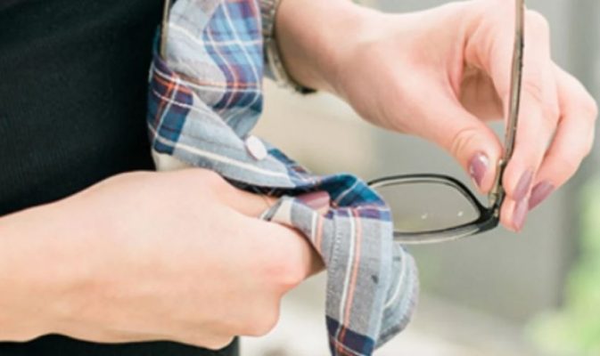 Përse nuk duhet t’i pastroni syzet me bluzë, faktet që lidhen me higjienën