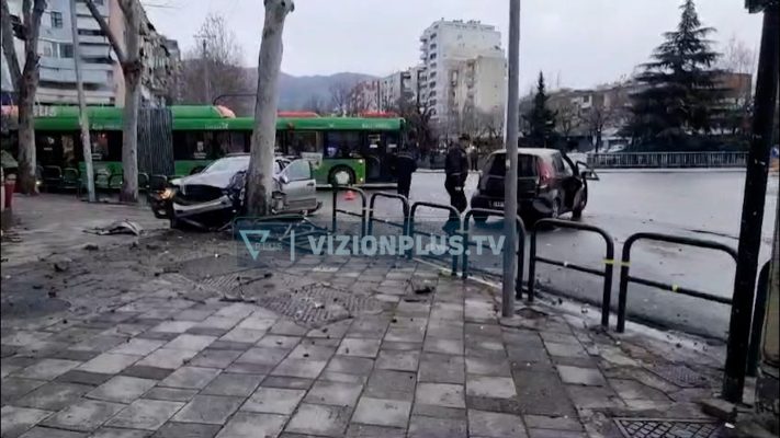 VIDEO/ Aksident i rëndë tek “Brryli”, makina bëhet “copë” thyen barrierat anësore dhe përplaset me pemën