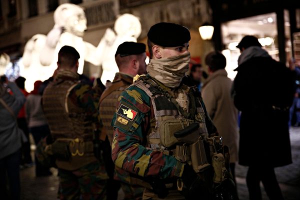 Skandal kërcënimesh dhe zhvatjesh në ushtrinë belge, të përfshirë edhe oficerë