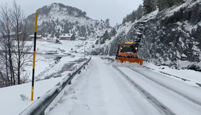 VIDEO/ Bora mbulon rrugët e veriut, rënie gurësh dhe inertesh në disa zona