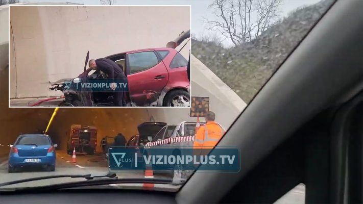 Makina merr flakë në hyrje të tunelit, shpëtojnë mrekullisht shoferi dhe pasagjerët, trafik i rënduar nga Elbasani në Tiranë