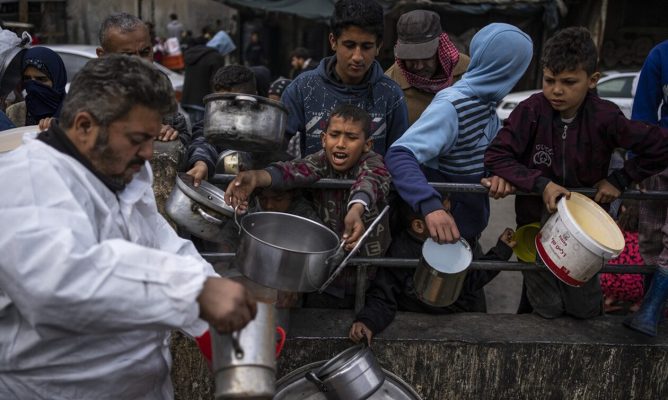 Britania hedh 10 tonë ndihma ushqimore për civilët në Gaza