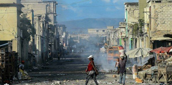 “Vetëm Zoti mund ta ndryshojë këtë vend”, kaosi dhe dhuna e bandave “pushtojnë” Haitin