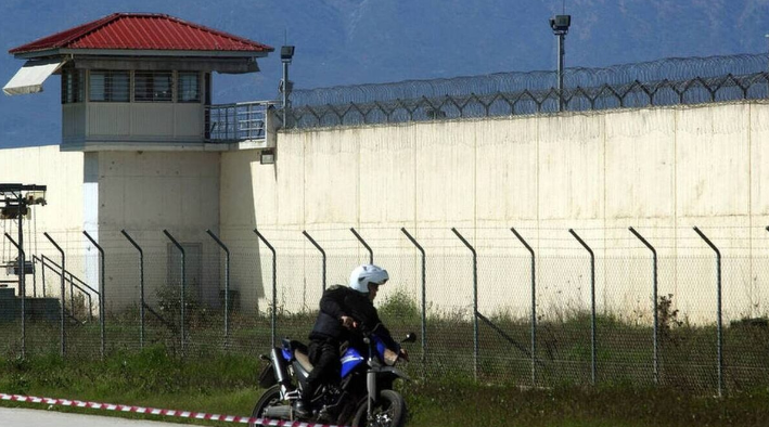 Shqiptari i dënuar për vrasje bën namin në burgun e Trikalasë, organizoi grupin për t’u shitur drogë të dënuarve në qeli